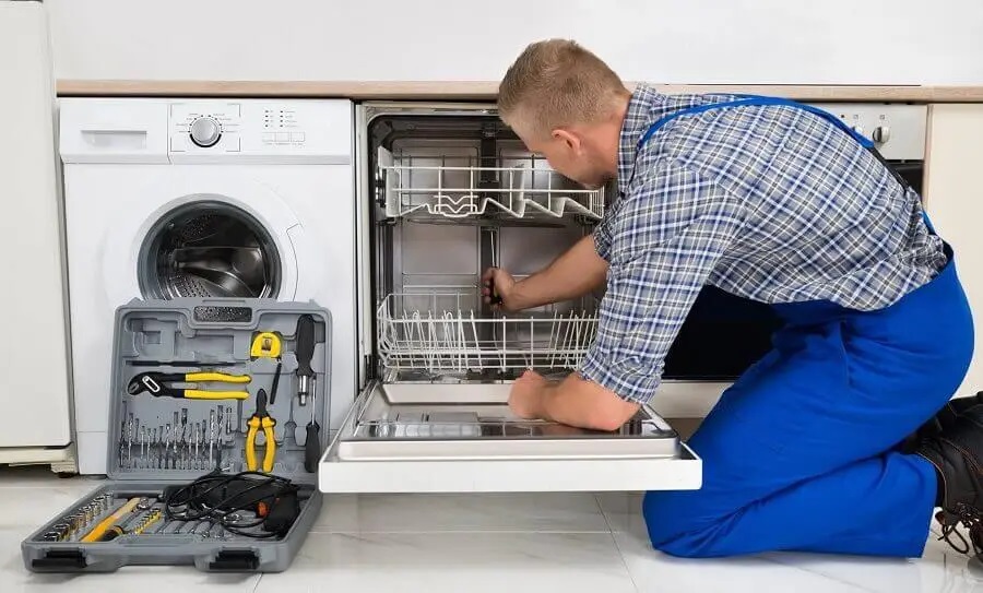 Foça Daikin servisi teknisyen ekibi beyaz eşya tamiri yaparken